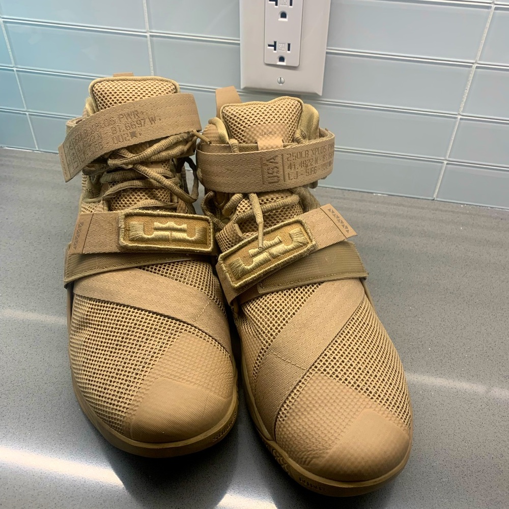 Nike Lebron James Men’s Top Sneakers in Tan Size 12